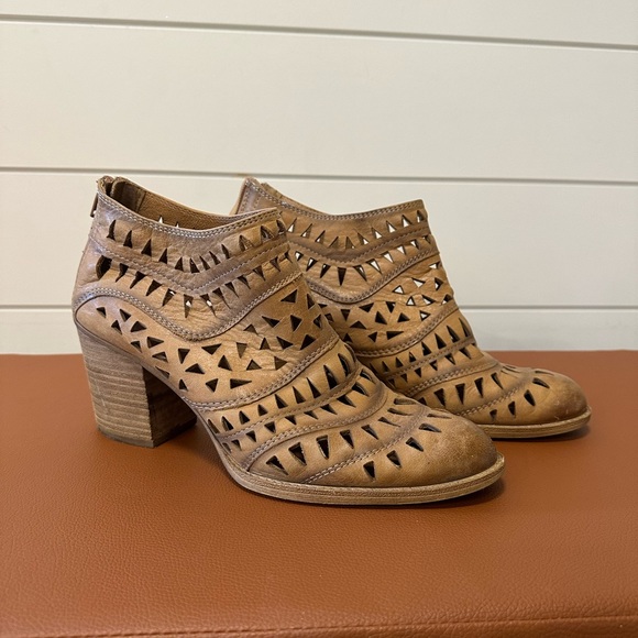 Sofft Brown Ankle Boots with Cutout Design - Picture 1 of 4